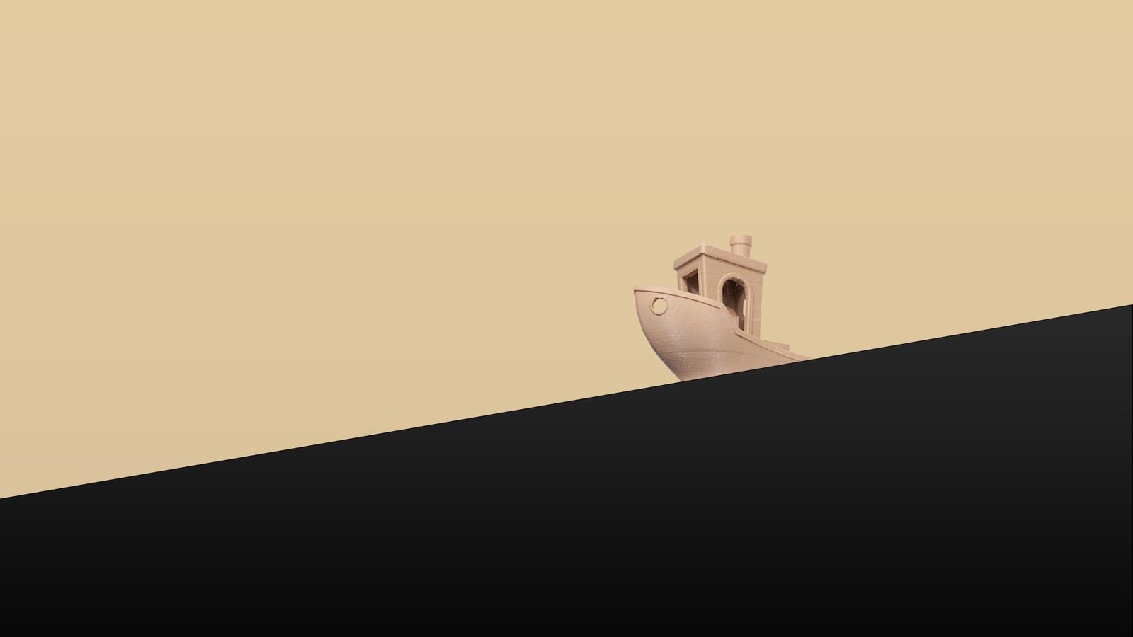 Petit bateau Benchy blanc imprimé en 3D, posé sur une étagère noire