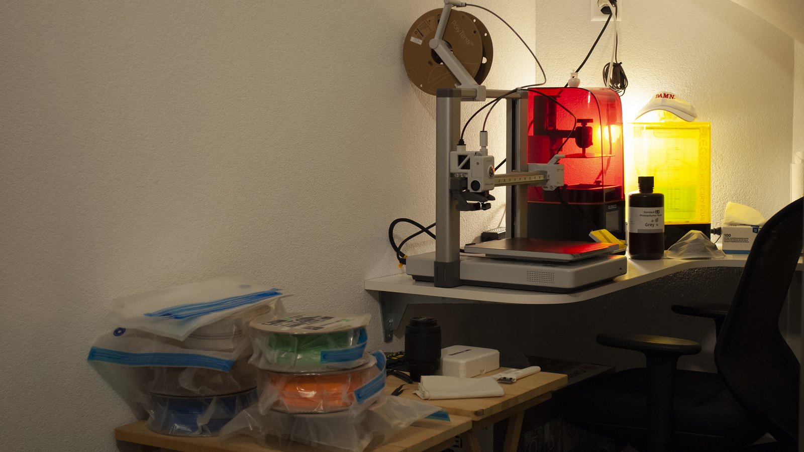 Atelier d'impression 3D avec une imprimante éclairée et des bobines de filament