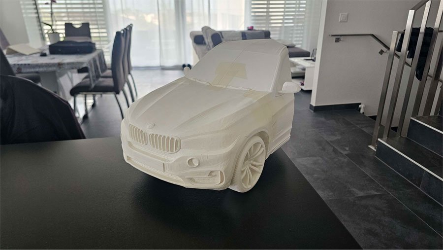 Maquette blanche de voiture BMW imprimée en 3D, vue de trois quarts avant