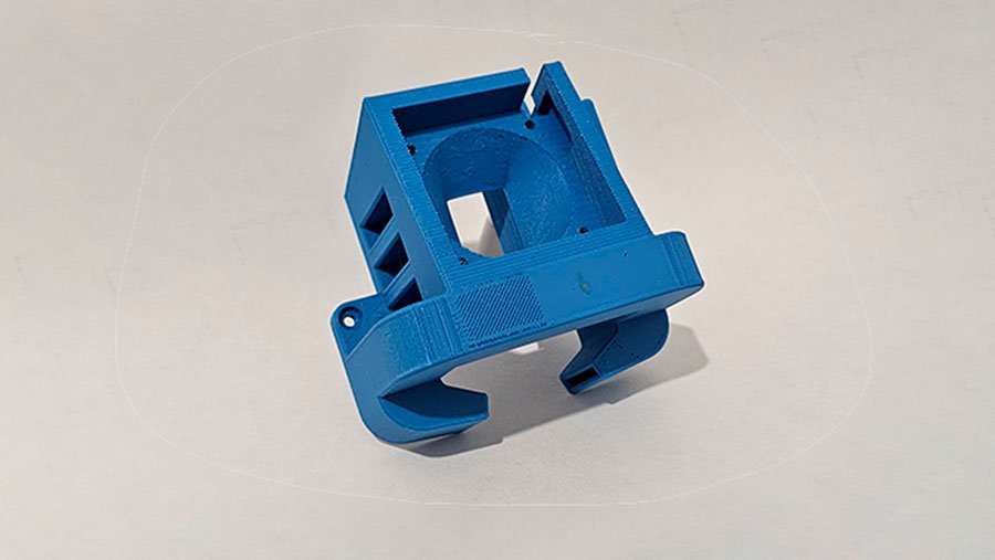 Pièce de fixation bleue imprimée en 3D, avec ouvertures et trous de montage