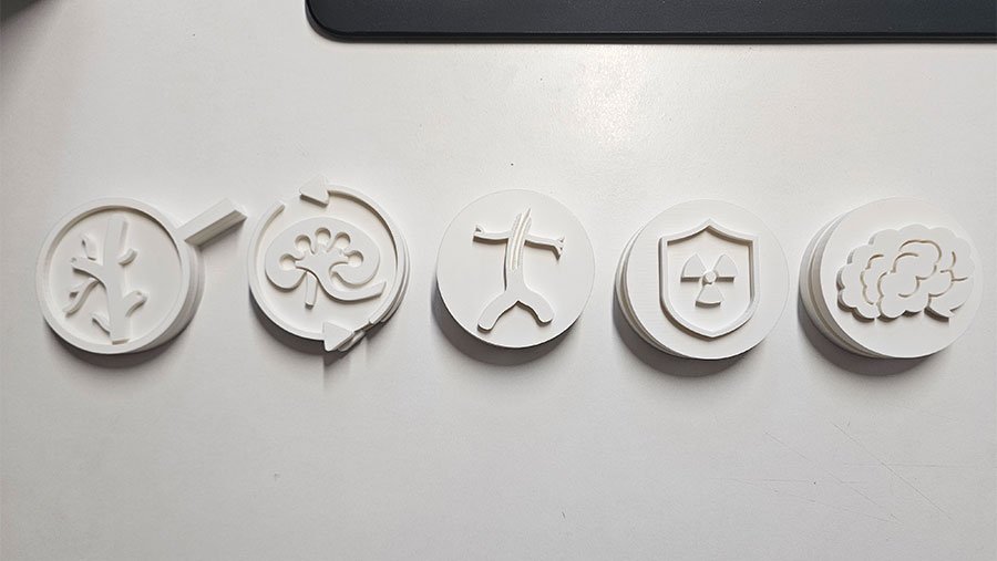 Médaillons blancs imprimés en 3D avec différents symboles en relief