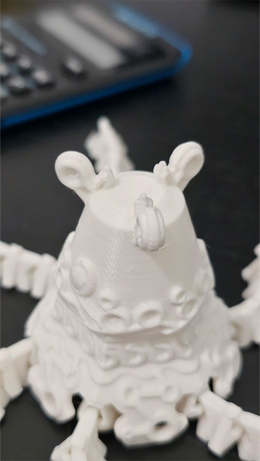 Figurine blanche imprimée en 3D, ornée de motifs et de grandes oreilles