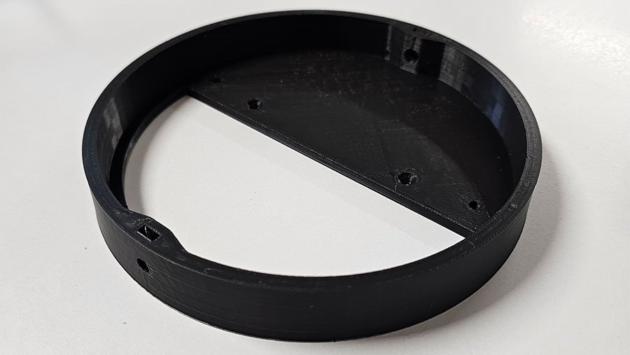 Anneau noir imprimé en 3D, avec une traverse centrale et des trous de fixation