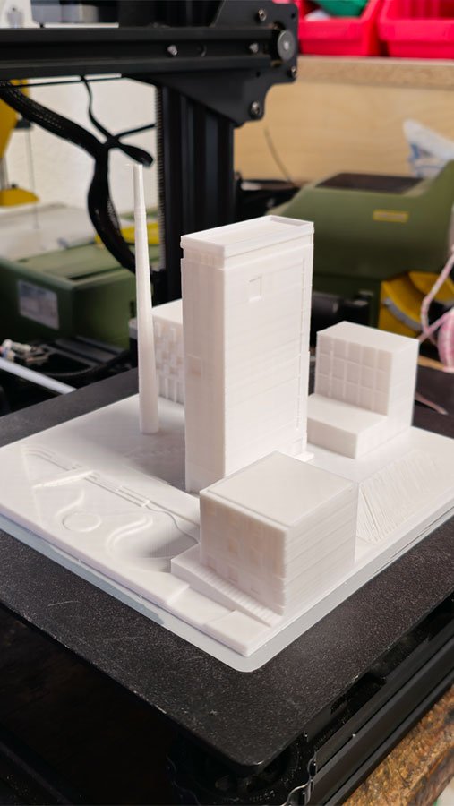 Maquette architecturale blanche composée de bâtiments de différentes hauteurs