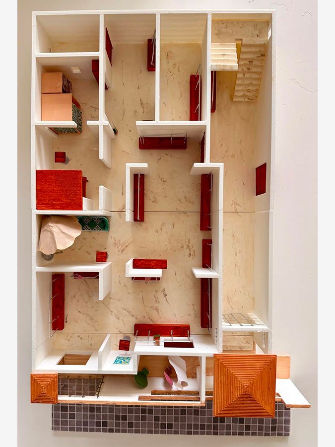 Maquette d'une maison vue du dessus, avec pièces aménagées et mobilier miniature