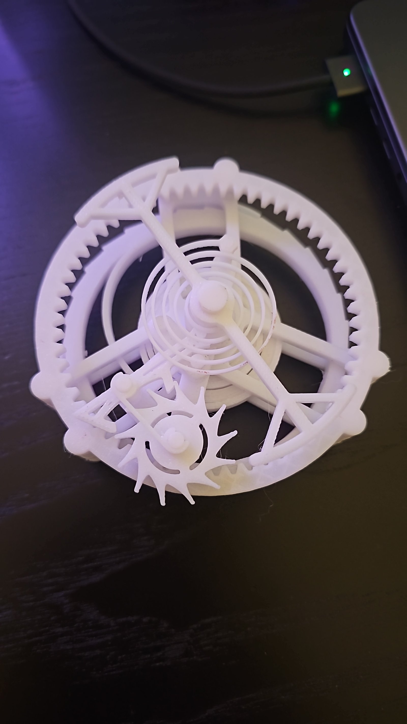 Mécanisme circulaire blanc à engrenages, réalisé en impression 3D