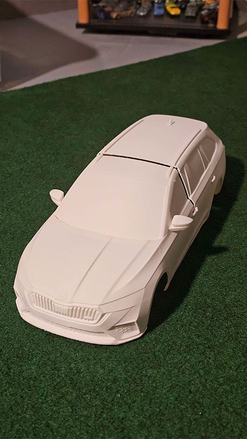 Maquette de voiture Škoda imprimée en 3D, vue de trois quarts avant sur un fond vert