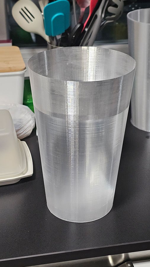 Vase cylindrique argenté imprimé en 3D, avec un relief de lignes horizontales